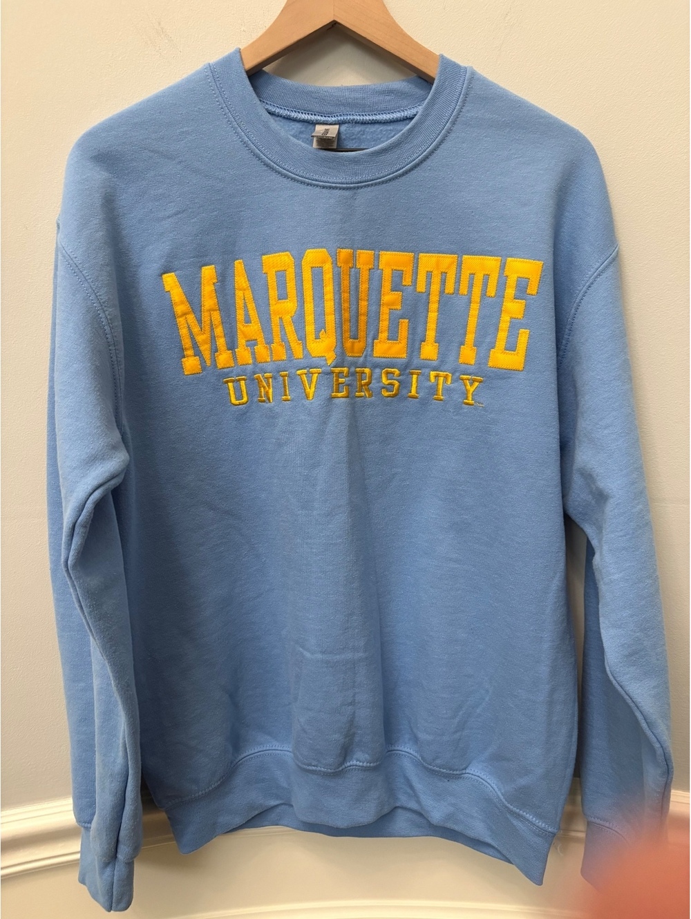 Gildan Marquette University Crewneck Sweatshirt Tackle Twill Light Blue M